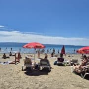 Plage de sable de Bačvice, chaises longues et parasols