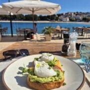 Petit-dejeuner au bord de mer en Croatie